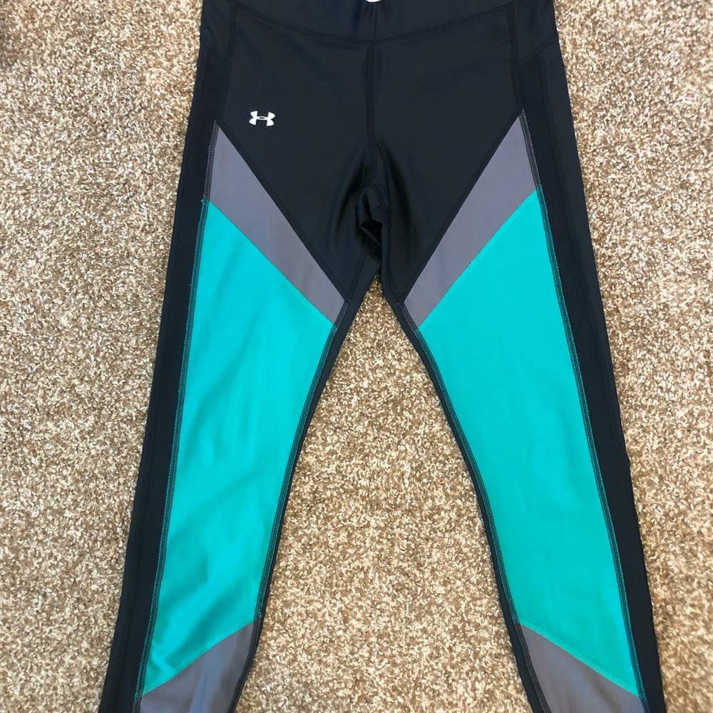 Under Armor cropped compression leggings size large